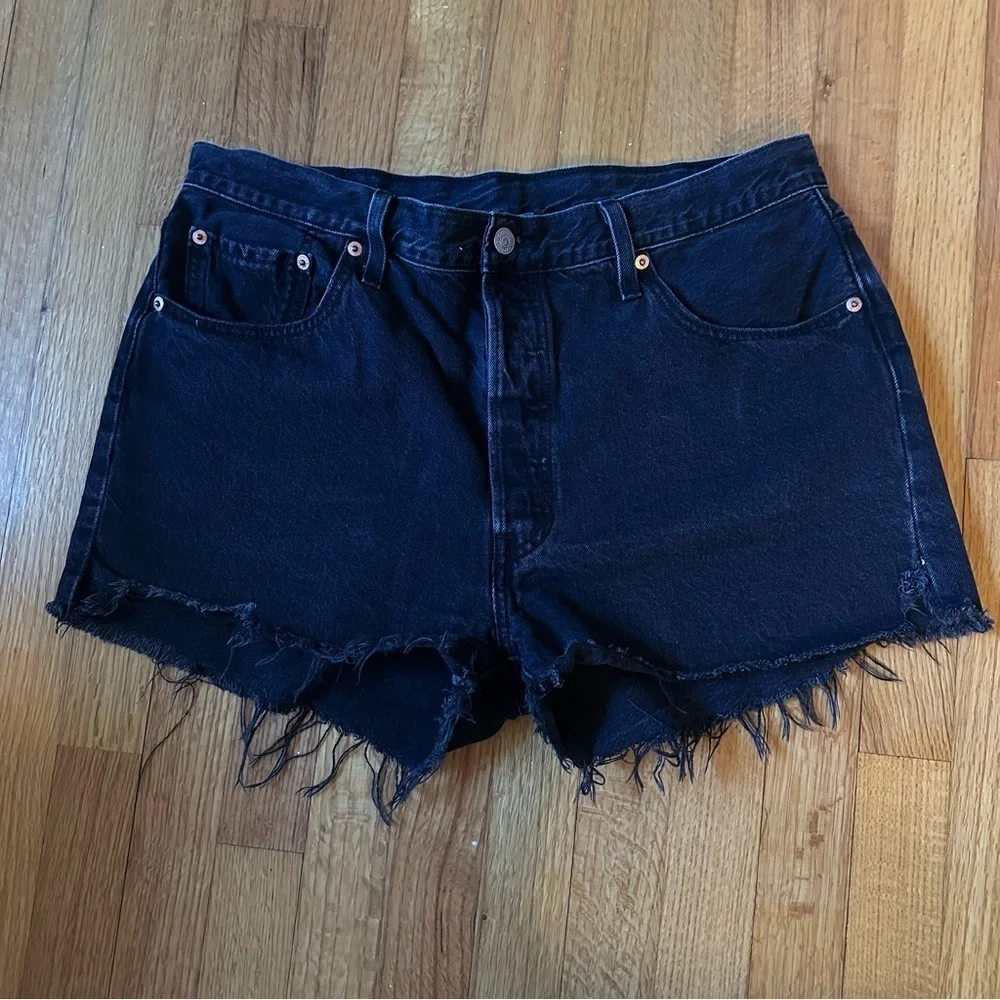 Levi’s Women’s Washed Black Denim Cut Off 501 Button Fly Shorts size 34 (O)